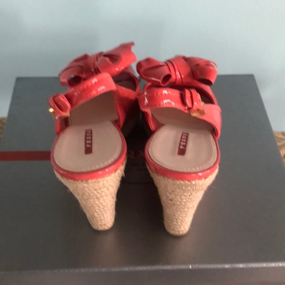 PRADA Coral patent leather wedge with bow on toe - Picture 5 of 7